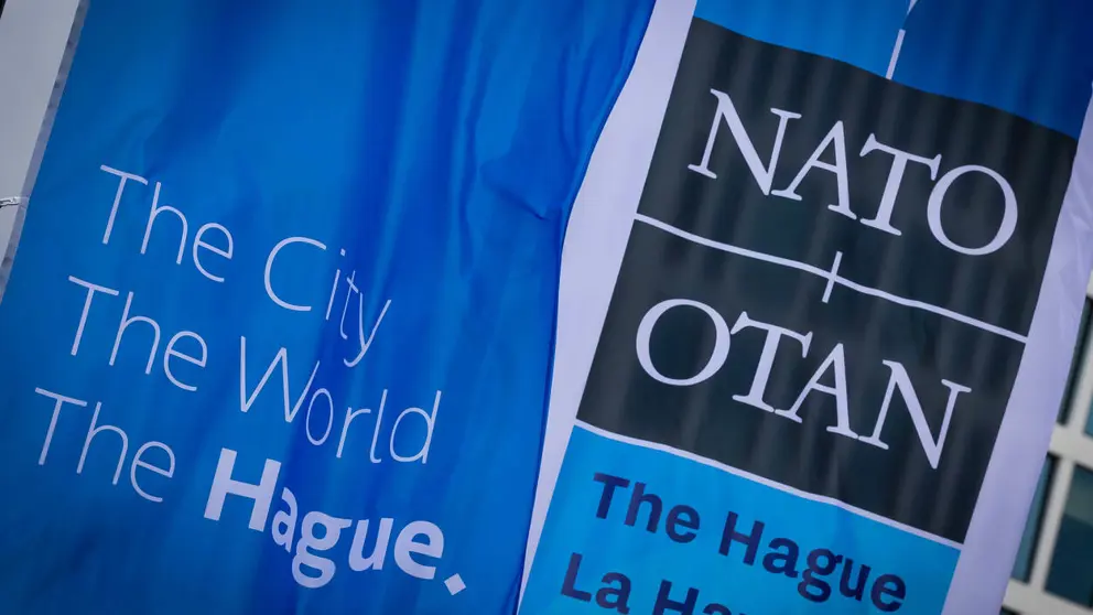 Blauwe vlag van de NAVO-top.