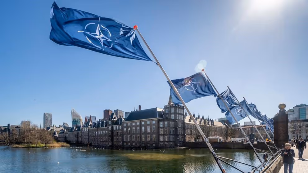 NAVO-vlaggen  wapperen boven de Hofvijver in Den Haag. 