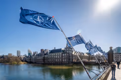 NAVO-vlaggen  wapperen boven de Hofvijver in Den Haag. 