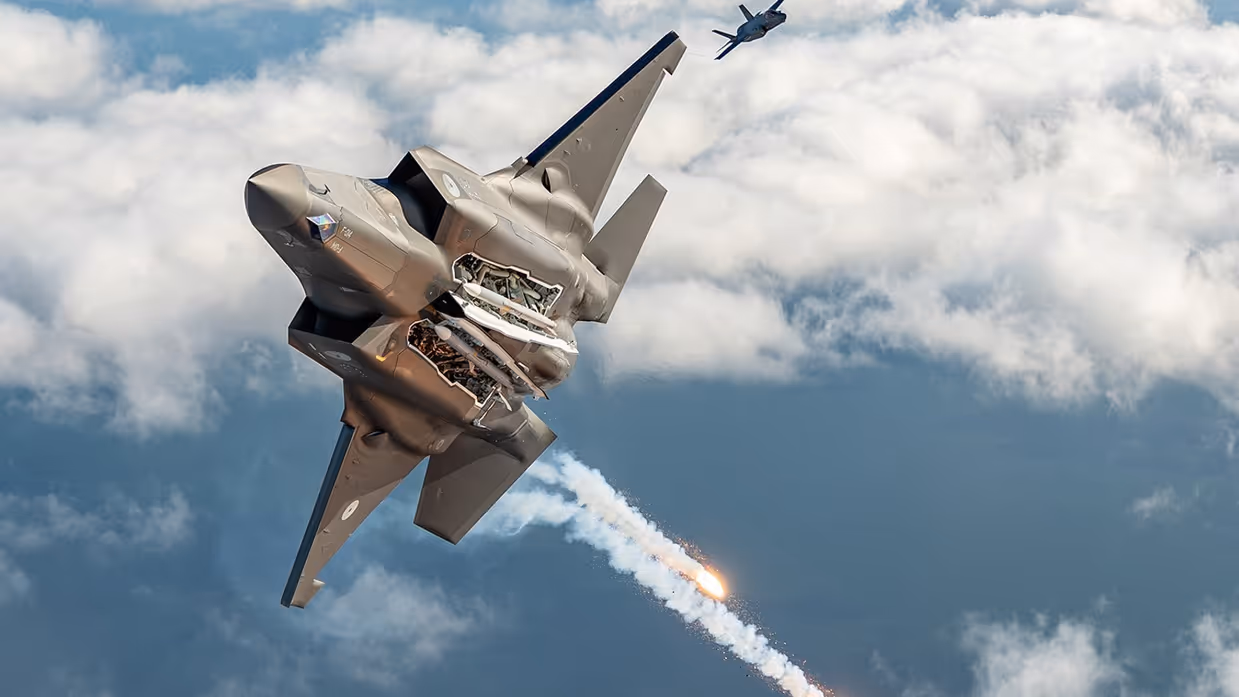 Een F-35 vliegt schuin.