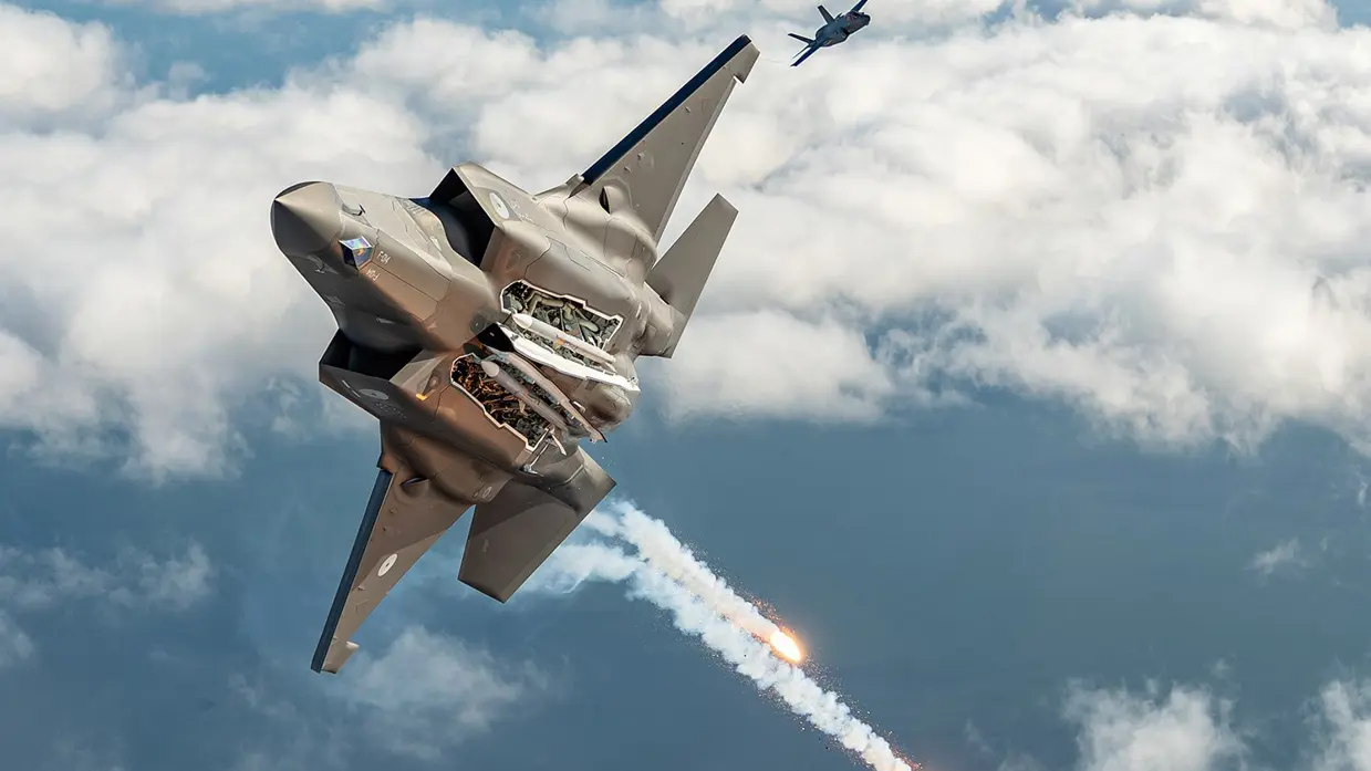 Een F-35 vliegt schuin.