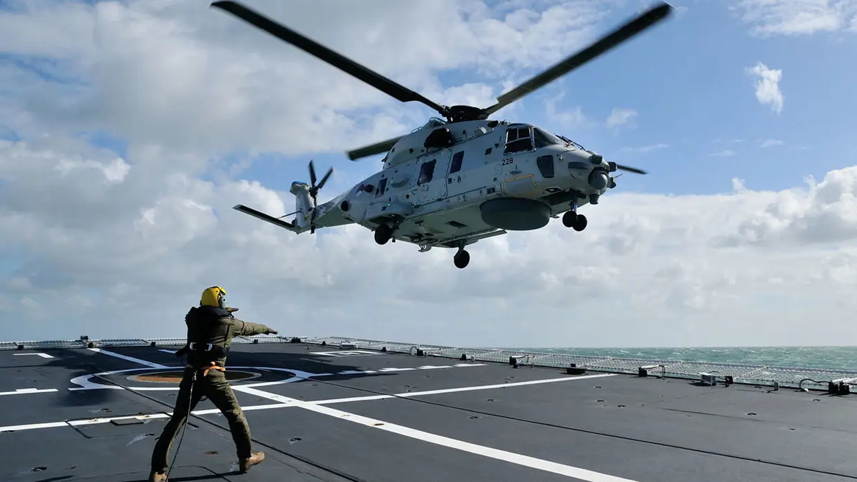 NH90-helikopter landt op marineschip.