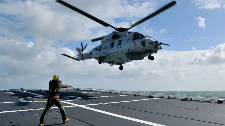 NH90-helikopter landt op marineschip.