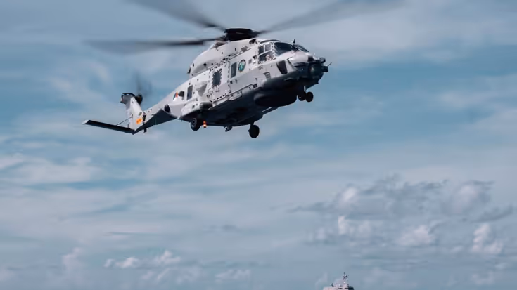 NH90-maritieme gevechtshelikopter in de lucht.