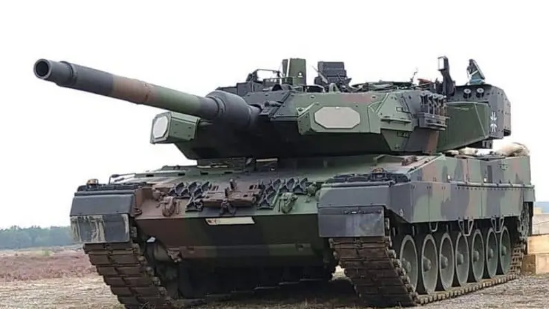 Close-up van een Leopard tank in camouflagekleuren. 