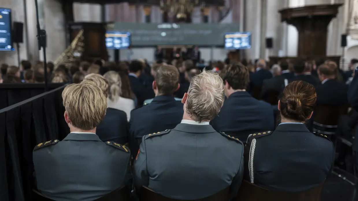 Militaire studenten van achteren gezien.