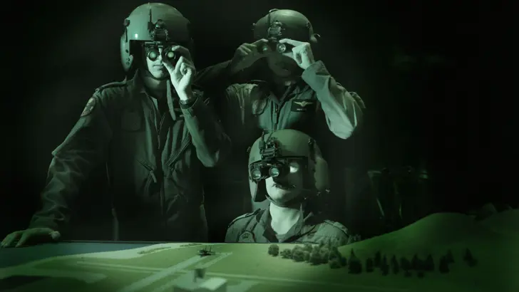 3 militairen met nachtzichtapparatuur.