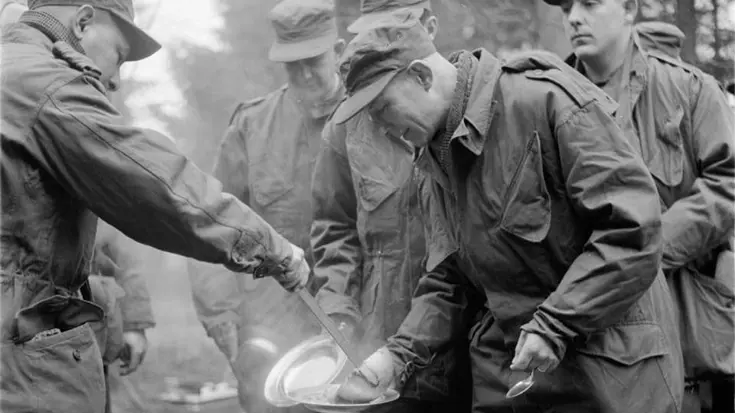 Militaire historie: militairen krijgen eten en drinken in het veld.