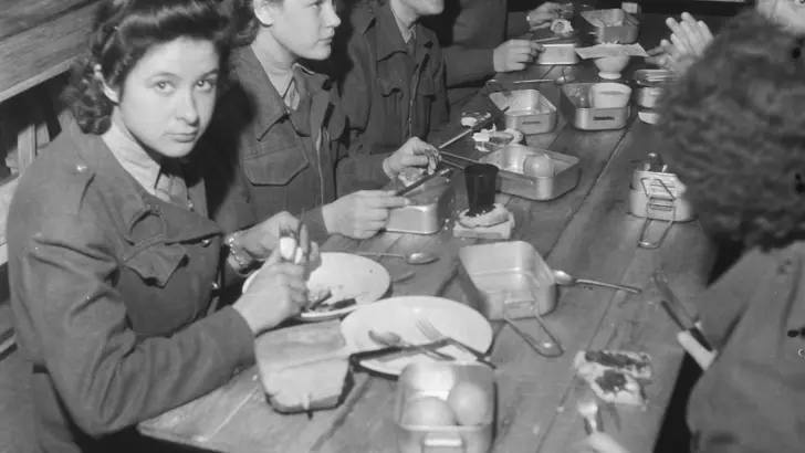 Opleidingskamp voor het Vrouwenhulpkorps in Bouvigne.