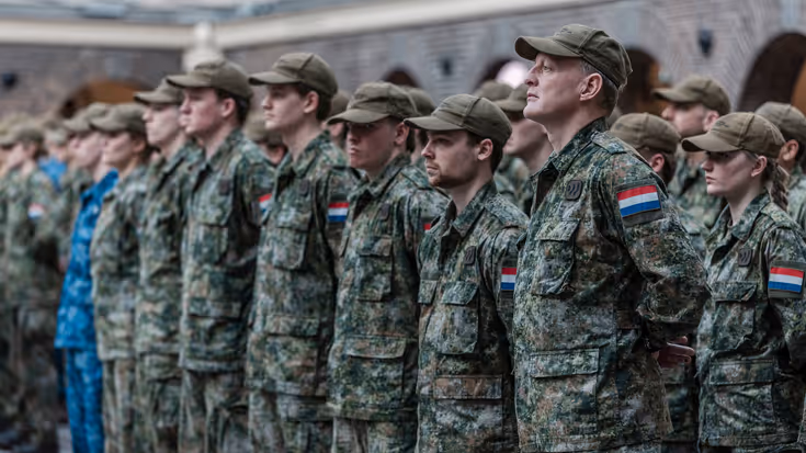 Militairen staan op een rij. 