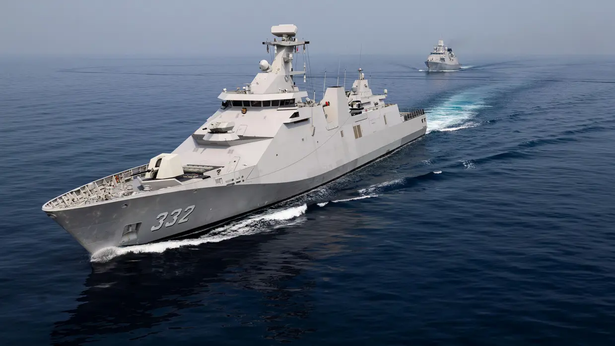 De Zr.Ms. De Ruyter vaart over de zee, een schip vaart erachter.