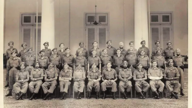 Groepsfoto officieren van 1-RJ (OVW) met officieren van 8-Punjab in Indonesië.