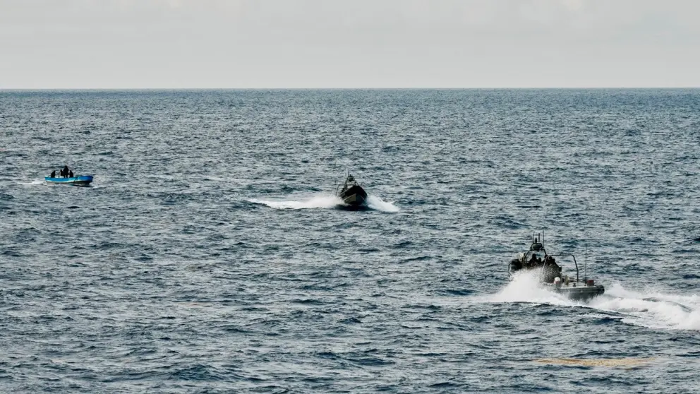 Onderscheppingsvaartuigen haasten zich naar de drugsboot. 