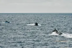 Onderscheppingsvaartuigen haasten zich naar de drugsboot. 