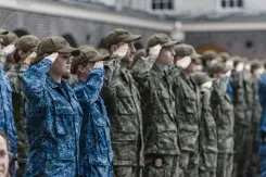 Saluerende militairen. 