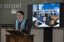 Decaan zit een college voor.