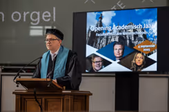 Decaan zit een college voor.