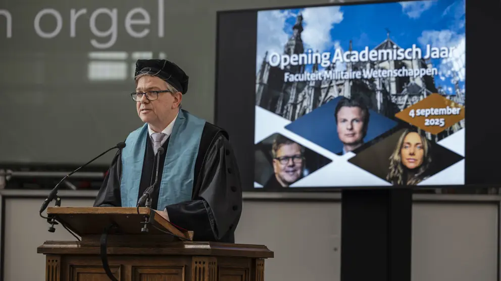 Decaan zit een college voor.