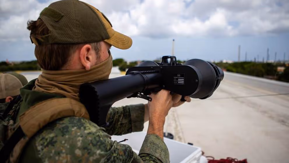 Militair van de anti-drone eenheid aan het werk.