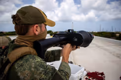 Militair van de anti-drone eenheid aan het werk.