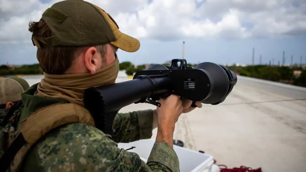 Militair van de anti-drone eenheid aan het werk.