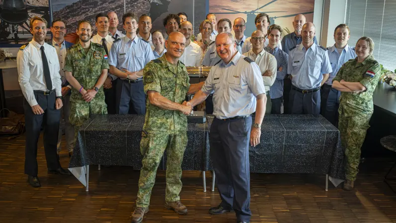 C-LRS André Steur (L) schudt Kolonel Bernard Buijs de hand bij de oprichting van het Space Command