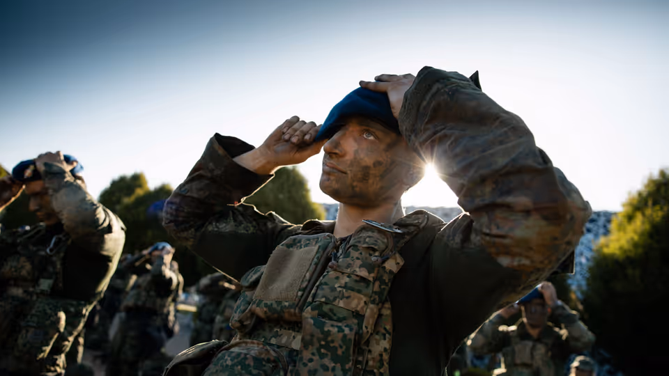 Afbeelding Marechaussee die baret op doet.