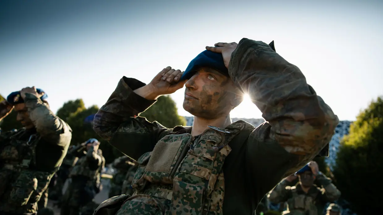 Afbeelding Marechaussee die baret op doet.