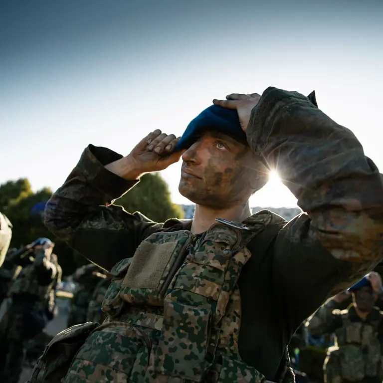 Afbeelding Marechaussee die baret op doet.