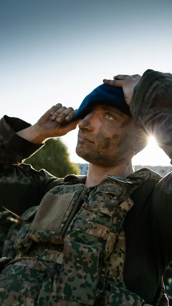 Afbeelding Marechaussee die baret op doet.