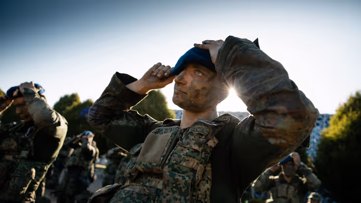 Afbeelding Marechaussee die baret op doet.