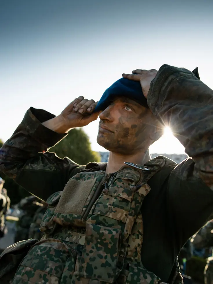 Afbeelding Marechaussee die baret op doet.