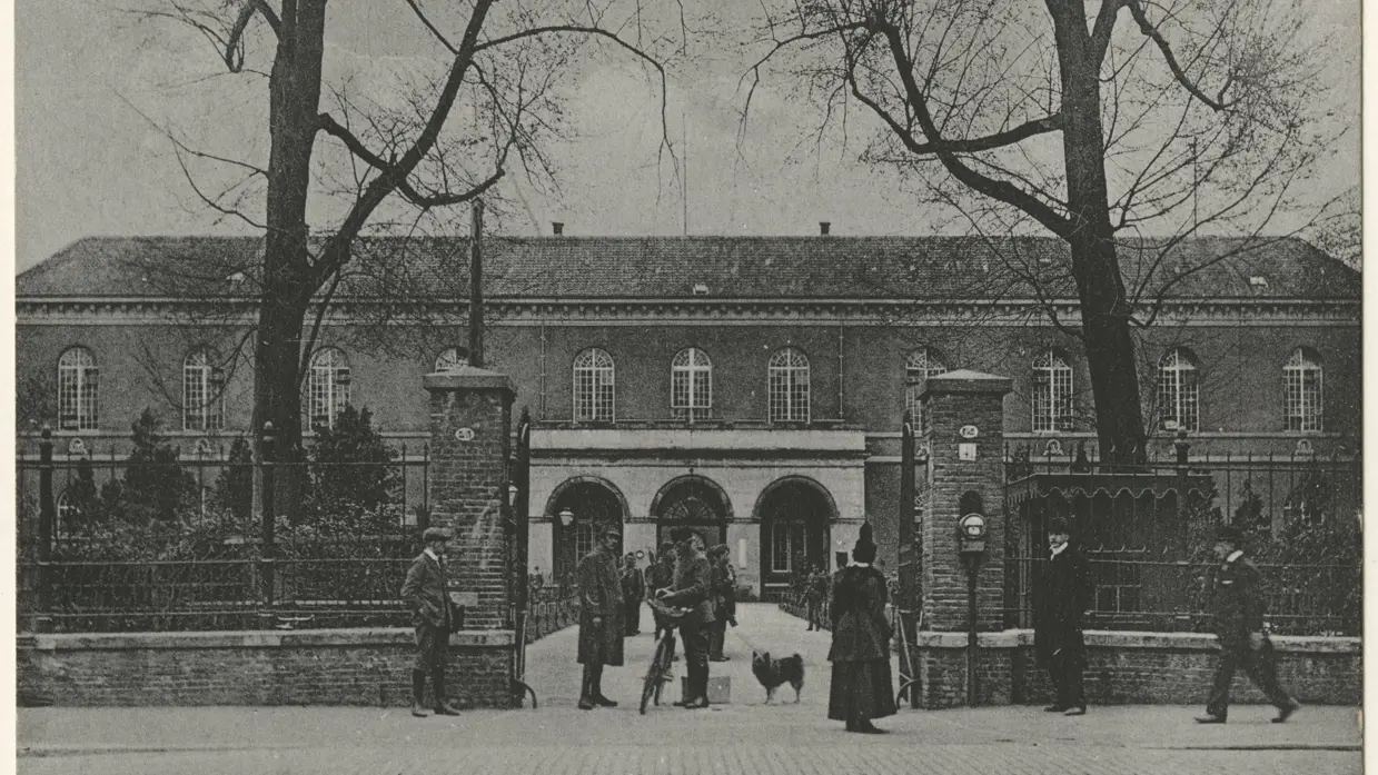 Zwart-witfoto toegangspoort kazerne.