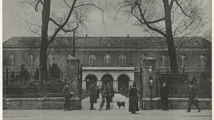 Zwart-witfoto toegangspoort kazerne.