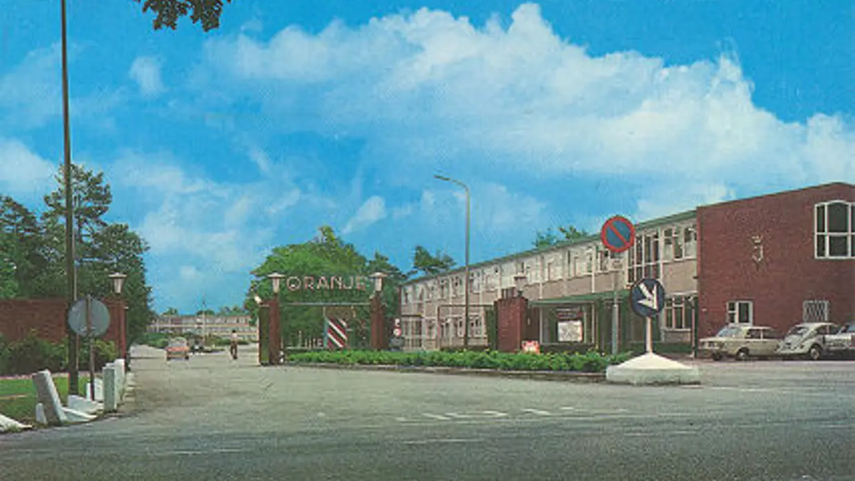 Ingang Oranjekazerne te Schaarsbergen.