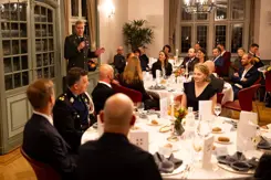 Een bijeenkomst, mensen zitten aan tafel