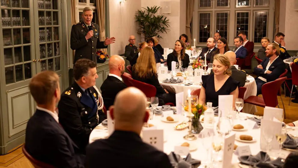 Een bijeenkomst, mensen zitten aan tafel