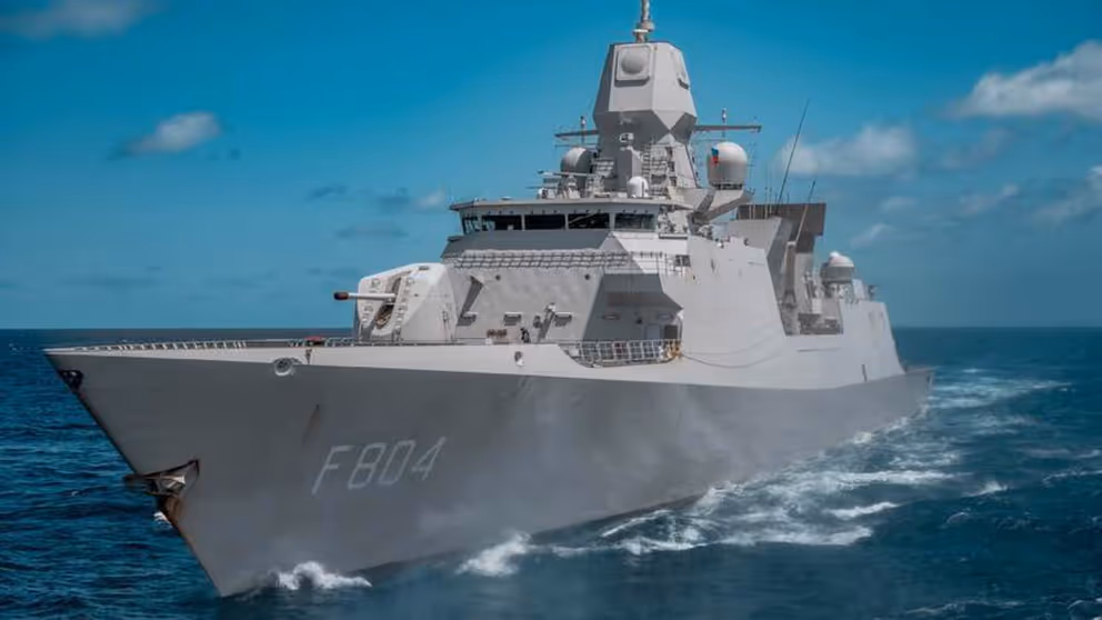 Marineschip te water.