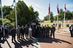 minister Yeşilgöz te midden van internatonale ministers en militairen.