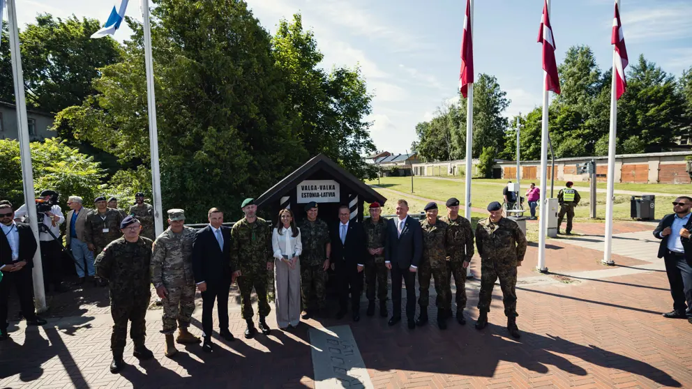minister Yeşilgöz te midden van internatonale ministers en militairen.