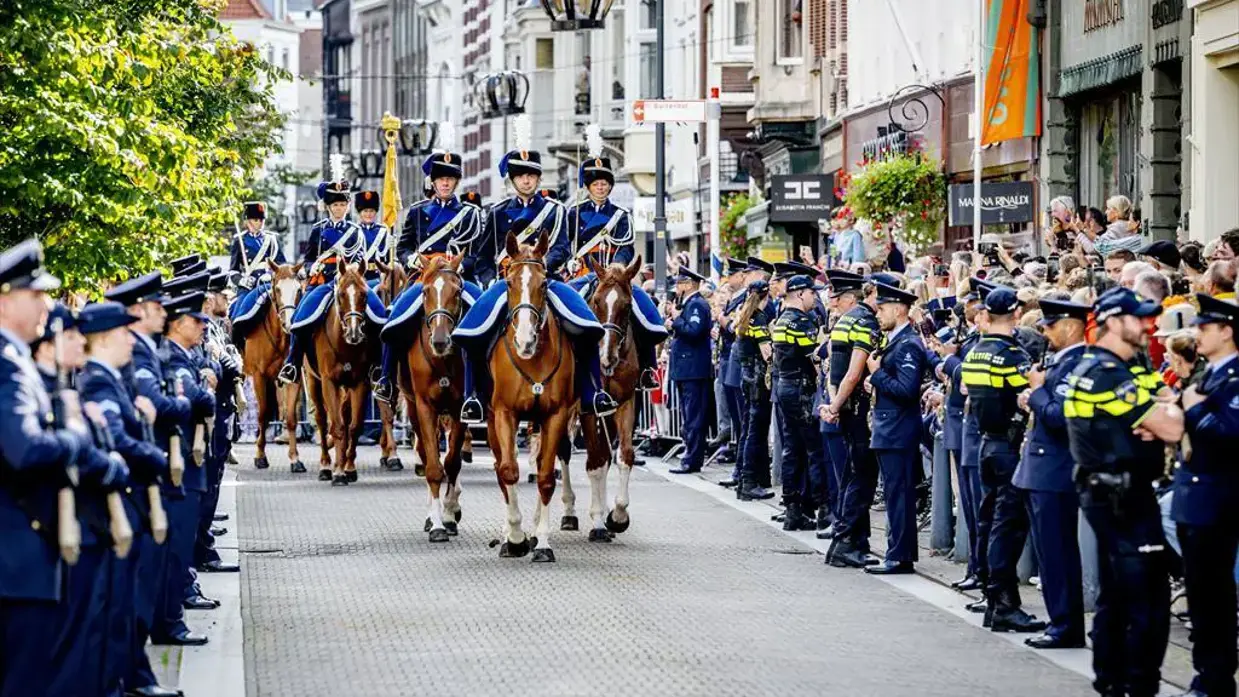De Bereden Brigade gaat in ceremonieel door de Haagse binnenstad.