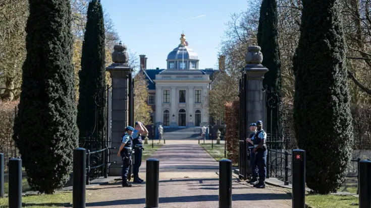 Vier marechaussees voor het hek van Paleis Huis ten Bosch