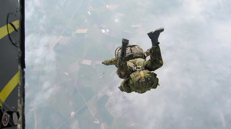 Militair aan het parachutespringen.