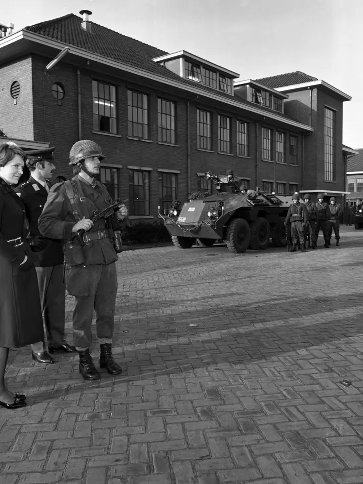 Prinses, militairen en een militair voertuig staan voor een gebouw op de Westenbergkazerne in Schalkhaar.