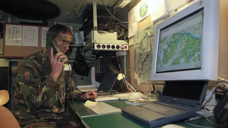 Militair in de commandopost tijdens een oefening in Polen.