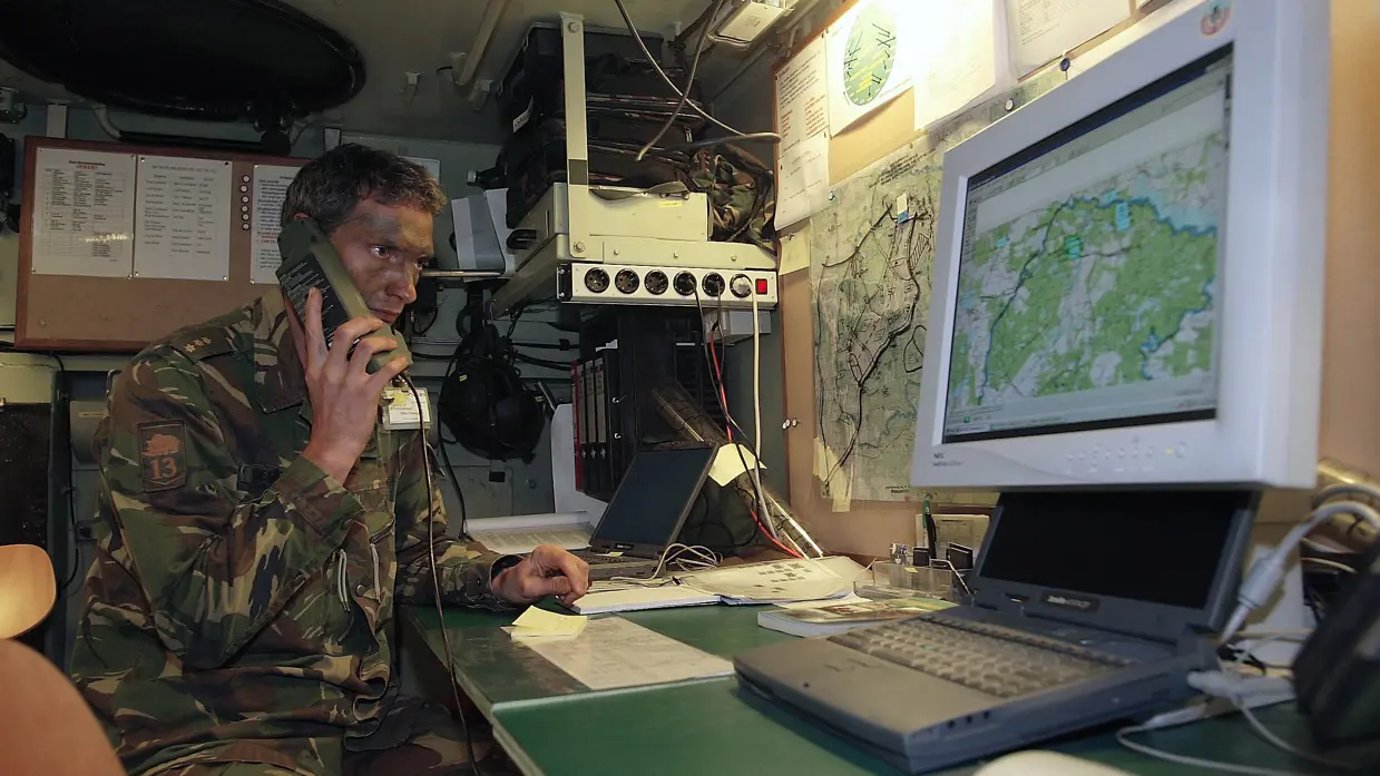Militair in de commandopost tijdens een oefening in Polen.