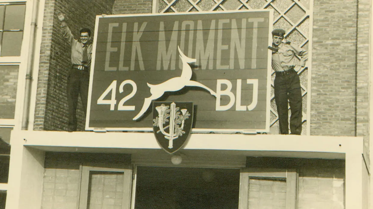 Naambord boven kazernedeur: elk moment 42 bij.