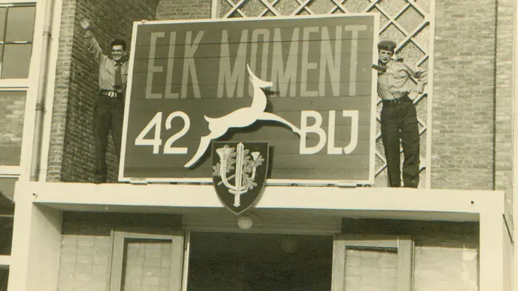 Naambord boven kazernedeur: elk moment 42 bij.