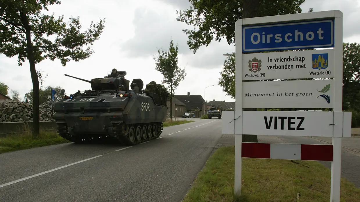YPR-rupsvoertuig rijdt door Oirschot tijdens een oefening.