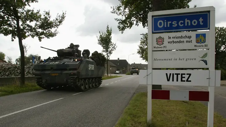 YPR-rupsvoertuig rijdt door Oirschot tijdens een oefening.